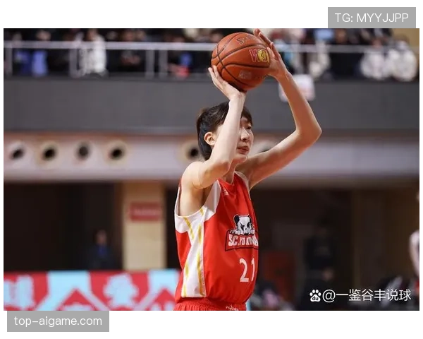 韩旭街拍：篮板女王下班后像穿错片场，包比我家房租还显摆